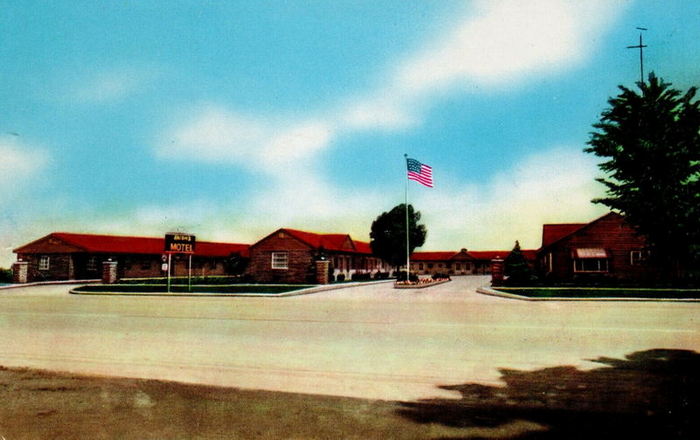 Bushs Motel - Old Postcard (newer photo)